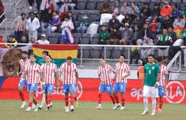 El volante ofensivo de Paraguay, Miguel Almirón recibe las felicitaciones de sus compañeros tras anotar el primeros de sus dos anotaciones ante Bolivia, en el amistoso internacional, disputado en el estadio Audi Field, en Washington D. C.