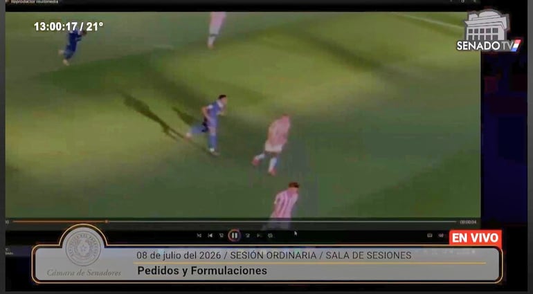 Parte del partido Francia - Paraguay en Senado Tv por YouTube cuando el jugador Kylian Mbappé choca por la espalda al paraguayo Juan Cáceres.