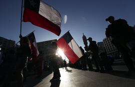 Integrantes del denominado Team Patriota celebran los resultados del plebiscito constitucional, en Santiago (Chile). Con más del 74% de los votos escrutados, los chilenos rechazaron ayer por un 55,4% una segunda propuesta de nueva Constitución que votan en quince meses y decidieron mantener la carta magna actual, heredada de la dictadura militar (1973-1990) y ampliamente reformada en democracia. EFE/Elvis González