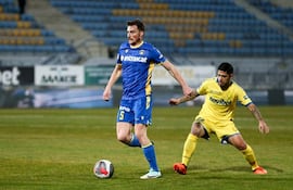 El paraguayo Sergio Díaz, futbolista del Panetolikos, pelea por el balón en el partido frente al Asteras Trípolis por la jornada 23 de la Superliga de Grecia.