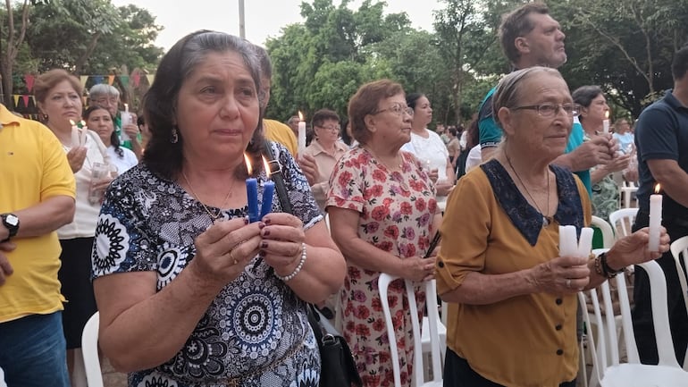 Mantener encendidas las velas antes de que inicie la misa para que sean bendecidas es una tradición litúrgica.
