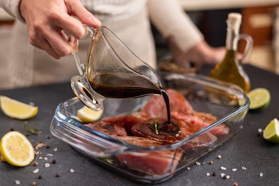 Una marinada bien hecha puede hacer una verdadera diferencia en el resultado de tus carnes al horno, sartén o parrilla.