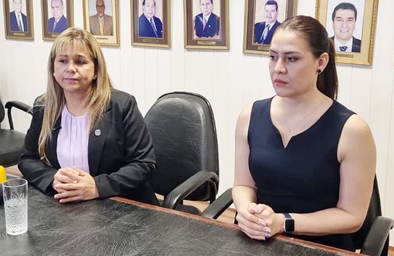 La jueza Isabel Bracho y la abogada Rocío Vega, asesora jurídica de la Asociación de Magistrados Judiciales del Paraguay (AMJP).