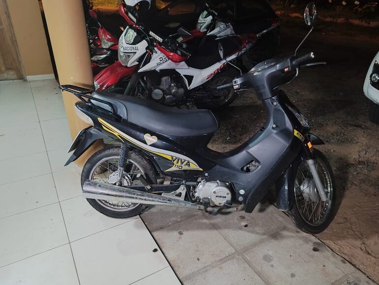 Motocicleta incautada durante el procedimiento.