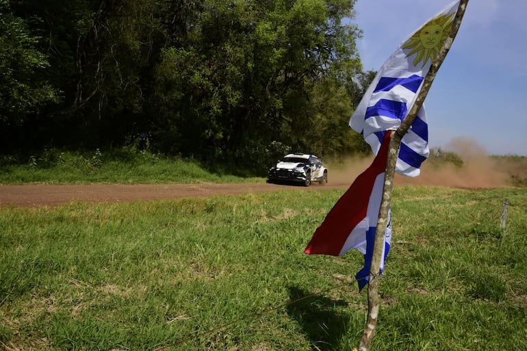 Los pilotos y equipos del Rally del Paraguay 2026 en las pruebas libes oficiales en un tramo de 5,6 kilómetros en la ciudad de Carmen del Paraná, Departamento de Itapúa, Paraguay.