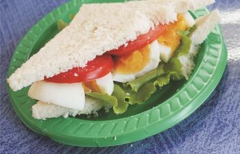 Fácil de preparar y nutritivo el sandwich de verduras y huevo se puede preparar en casa.