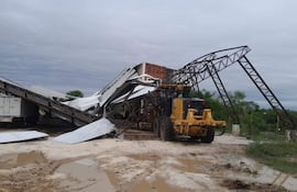 La fragil estructura del tinglado de la gobernacion, afectado por el temporal
