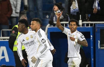 El delantero brasileño Rodrygo celebra el segundo gol de su equipo con Vinicius Junior y el francés del Real Madrid, Kylian Mbappé, durante el partido de fútbol de la liga española entre el Deportivo Alavés y el Real Madrid CF en el estadio de Mendizorroza, en Vitoria.