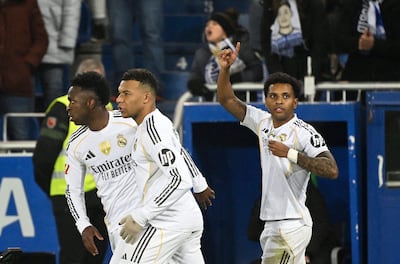El delantero brasileño Rodrygo celebra el segundo gol de su equipo con Vinicius Junior y el francés del Real Madrid, Kylian Mbappé, durante el partido de fútbol de la liga española entre el Deportivo Alavés y el Real Madrid CF en el estadio de Mendizorroza, en Vitoria.