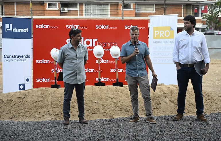 Norman Dumot, Juan José Ardissone y Héctor Pérez, responsables de la obra y del diseño de la casa matriz de Solar Banco.