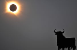 La corona solar brilla mientras la Luna bloquea por completo al Sol durante la fase de totalidad del eclipse solar total, vista desde San Asensio, en la región de La Rioja, el 12 de agosto de 2026, España.