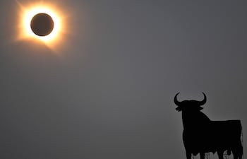 La corona solar brilla mientras la Luna bloquea por completo al Sol durante la fase de totalidad del eclipse solar total, vista desde San Asensio, en la región de La Rioja, el 12 de agosto de 2026, España.