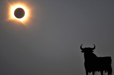La corona solar brilla mientras la Luna bloquea por completo al Sol durante la fase de totalidad del eclipse solar total, vista desde San Asensio, en la región de La Rioja, el 12 de agosto de 2026, España.