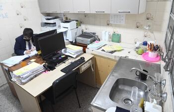 A falta de espacio, los funcionarios del juzgado penal de garantías N° 1 de Lambaré deben hacer su labor en lugares inusuales como este.