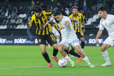 El extremo de Libertad, Hugo Fernández intenta avanzar ante la marca del delantero de Guaraní, Derlis Rodríguez.