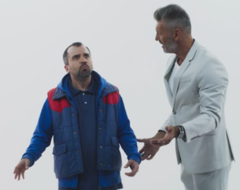 Francisco Suárez y Sergio Goycochea en una escena de la serie "DT: La misión".