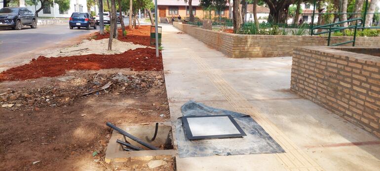 Escombros, pozos con sus tapas de hormigón y cables son un peligro para los peatones que acuden a la plaza Naciones Unidas.