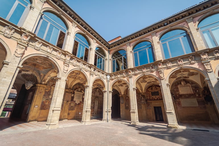 Patio interior del Archiginnasio de Bolonia que alberga ahora la Municipalidad y el famoso Teatro Anatómico. Bolonia, Italia.