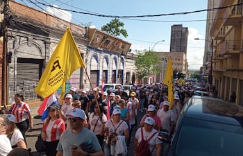 Docentes marchan en el microcentro de Asunción este 10 de marzo, en medio de las discusiones por la reforma de la caja fiscal.