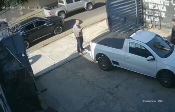 El diputado Jatar Oso Fernández frente al taller mecánico de Alo Rene.