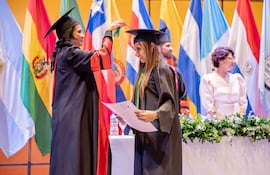 La rectora de la UNIBE, Dra. Sanie Romero de Velázquez, encabezó el acto de graduación de más de 370 egresados.