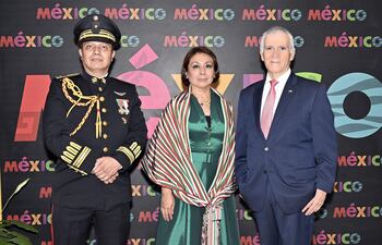 Adrián Robles, Jacqueline Morán y Juan Manuel Nungaray, embajador de México en Paraguay.