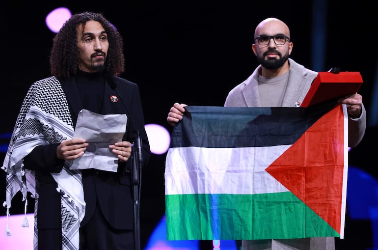 Abdallah Alkhatib (a la izquierda) y Taqiyeddine Issaad recibiendo el Premio a la Mejor Ópera Prima de la 76 edición de la Berlinale 