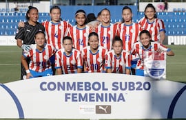 AME4476. VILLA ELISA (PARAGUAY), 12/02/2026.- Jugadoras de Paraguay forman este jueves, en un partido del Sudamericano Femenino Sub-20 entre Paraguay y Colombia en el estadio Luis Alfonso Giagni en Villa Elisa (Paraguay). EFE/ Juan Pablo Pino