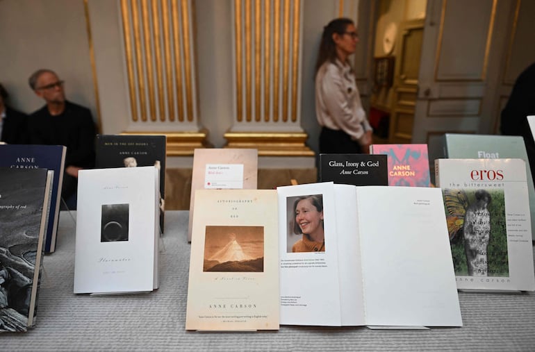 Ejemplares de libros de la autora canadiense Anne Carson se exhiben en la Academia Sueca en Estocolmo, Suecia, tras una conferencia de prensa celebrada el 8 de octubre de 2026 para anunciar que fue galardonada con el Premio Nobel de Literatura 2026.