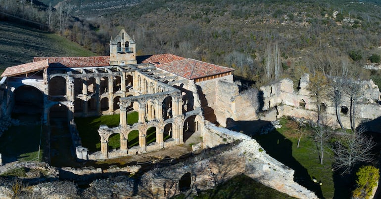 Ruinas del Monasterio de Santa María de Rioseco en el Valle de Manzanedo, en la comarca de Las Merindades de la provincia de Burgos, Castilla y León, España.