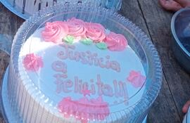 "Justicia a Felicita", dice una de las tortas en el karu guasu que recuerda a "la niña de las mandarinas".