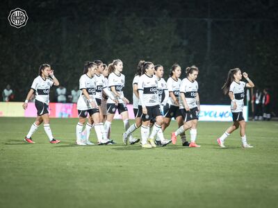 Las franjeadas se retiran del Estadio Metropolitano De Techo luego de la goleada.