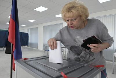 Una mujer vota en un colegio electoral durante las elecciones locales organizadas por las autoridades instaladas por Rusia en Donetsk, Ucrania controlada por Rusia.