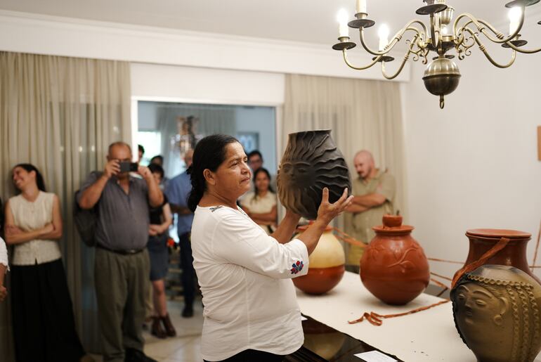 Muestra "¿Quién cuida el agua? - ¡Viva la Inteligencia Artesanal!" de piezas de cerámica elaboradas por alfareras.
