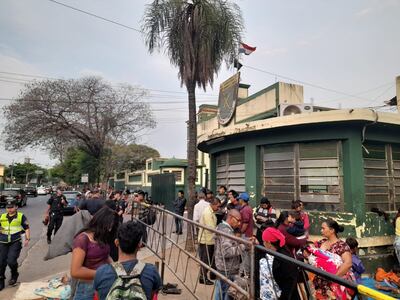 Indígenas que amanecieron este miércoles 18 de octubre frente al Indi, sobre la avenida Artigas.