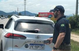 Algunas de las chapas cubiertas o adulteradas detectadas por agentes de la Policía Rodoviaria de Brasil.