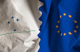 Banderas del Mercado Comun del Sur (Mercosur) y la Union Europea (UE).