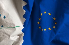 Banderas del Mercado Común del Sur (Mercosur) y la Unión Europea (UE).