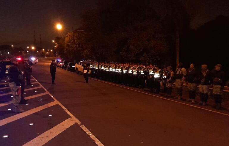 Importante despliegue de efectivos policiales en el acceso a la hidroeléctrica.