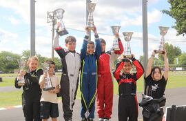 Podio y celebración de la nutrida categoría Cadete: 1)  Cañete, 2)  Zaldívar, 3)  Marecos, 4)  Penino, 5)  Ojeda, 6)  Segura y 7) Scavonne.