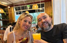 Carolina González y Orlando Arévalo brindan.