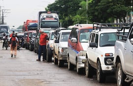 Vehículos esperan por combustible en una estación de servicio, en Santa Cruz, (Bolivia).