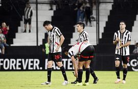 Lamento de los futbolistas de Libertad: Hernesto Caballero, Gustavo Aguilar, Néstor Giménez e Iván Ramírez tras consumarse el empate contra Atlético Tembetary, en La Huerta.