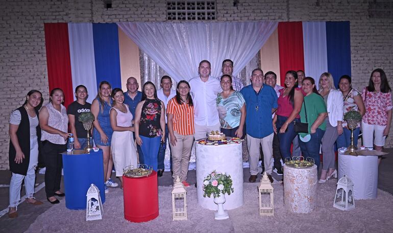 Miembros de la comisión directiva del CPDP flanqueados por la masiva presencia de socias.