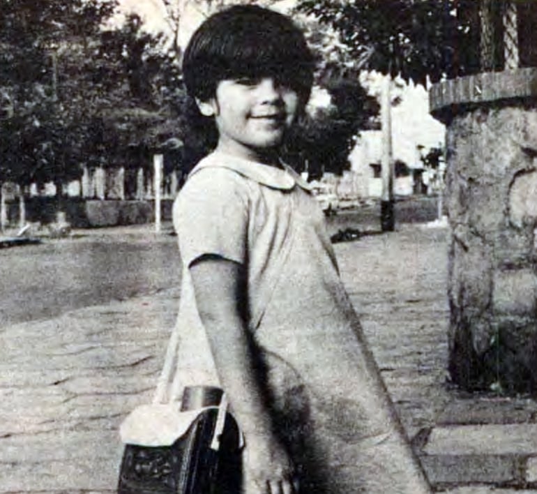 Una niña con su merendero con la vianda escolar.