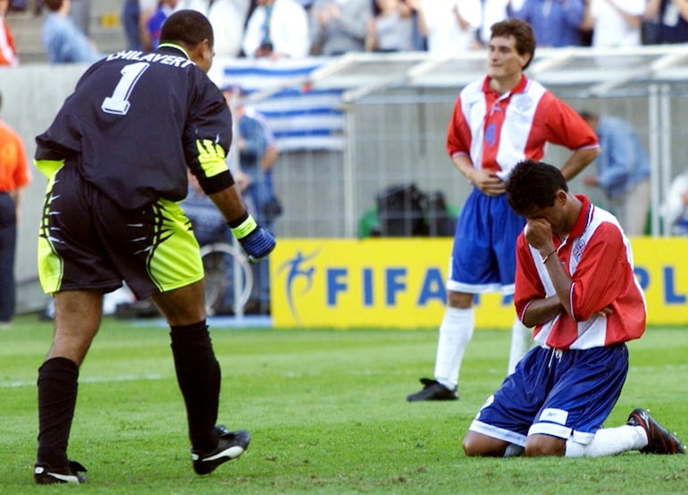 El portero José Luis Chilavert intenta levantar el ánimo del lateral Francisco "Chiqui" tras la derrota ante Francia, en el Mundial 1998.
