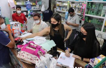 La fiscala Claide Acosta, durante un allanamiento en el marco de la investigación de la venta de medicamentos del IPS y el Ministerio de Salud.