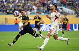 Ayrton Costa, de Boca Juniors, persigue a Vangelis Pavlidis del Benfica, en el empate 2-2 de este lunes en Miami.