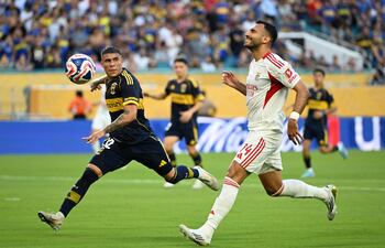 Ayrton Costa, de Boca Juniors, persigue a Vangelis Pavlidis del Benfica, en el empate 2-2 de este lunes en Miami.