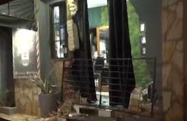 Así quedó la barbería luego de que el vehículo impactara contra ella.